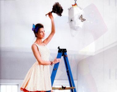 Как мыть натяжные потолки в домашних условиях: выбираем безопасный способ Можно ли пылесосить натяжной потолок