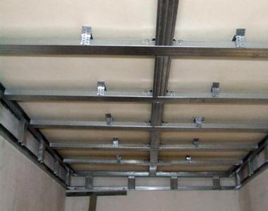 Instalação de teto com painéis plásticos sobre estrutura metálica