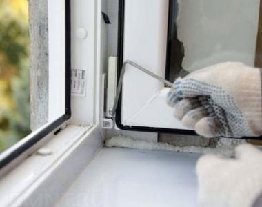 Ajuste usted mismo de ventanas y puertas de plástico: instrucciones para depurar la abrazadera invierno-verano